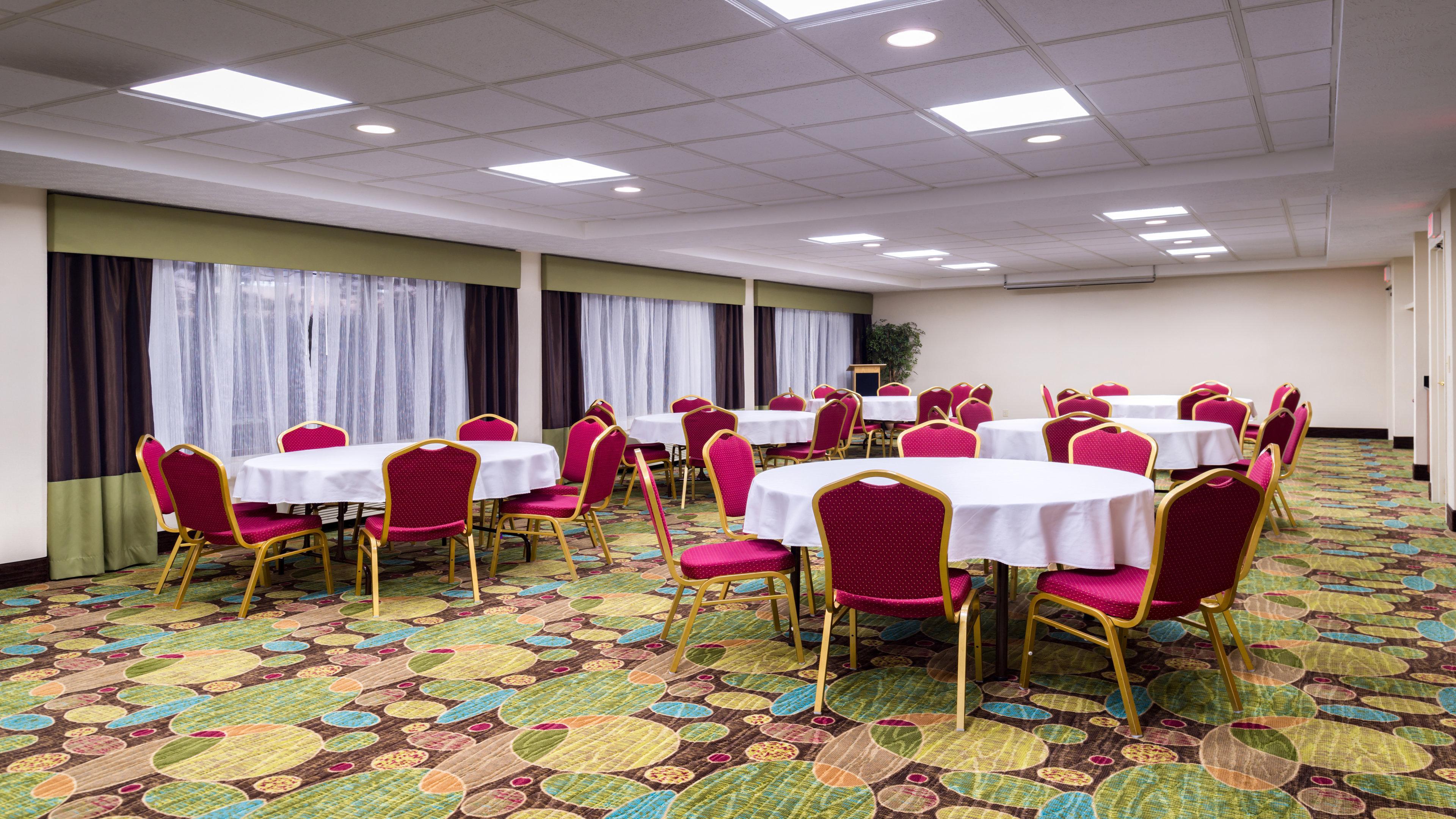 Holiday Inn Hotel & Suites Warren By Ihg Exterior photo